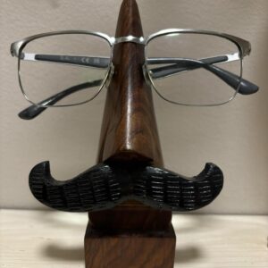 Gleraugnastandur-Yfirvaraskegg